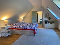 DG Schlafzimmer 4, 1 Doppelbett und 1 Einzelbett mit Badezimmer DG Schlafzimmer 4, 1 Doppelbett und 1 Einzelbett mit Badezimmer