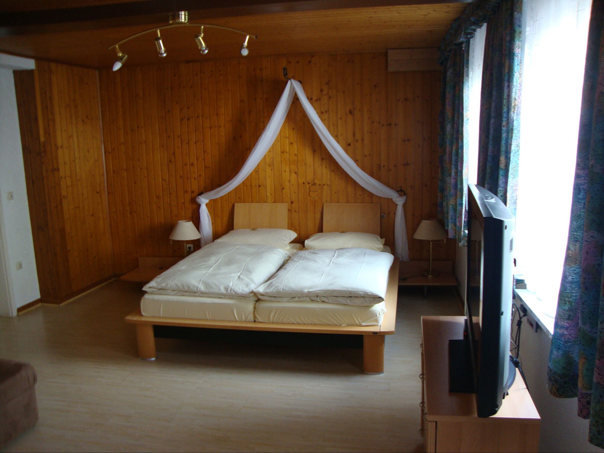 Es sind auch Doppelbetten vorhanden. Es sind auch Doppelbetten vorhanden.