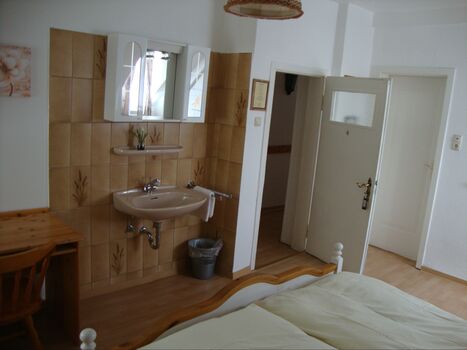 Blick in ein Zimmer mit zweitem Waschbecken. Blick in ein Zimmer mit zweitem Waschbecken.