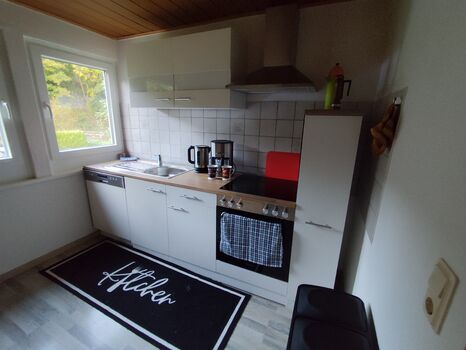 Küchenzeile mit Spülmaschine, Backofen und Herd Küchenzeile mit Spülmaschine, Backofen und Herd