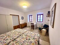 Schlafzimmer 1 mit Doppelbett, Schreibtisch Schlafzimmer 1 mit Doppelbett, Schreibtisch
