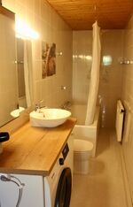 Badezimmer mit WC, Badewanne, Waschmaschine Badezimmer mit WC, Badewanne, Waschmaschine