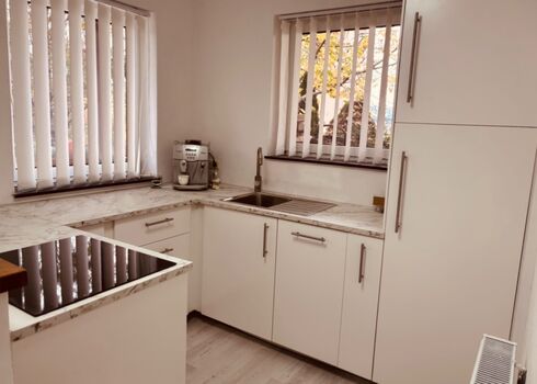Neuwertige, voll ausgestattete Küche mit Backofen, Kühlschrank mit Tiefkühlfach, Dampfgarer, Toaster und umfangreichen Koch- und Küchenutensilien. Neuwertige, voll ausgestattete Küche mit Backofen, Kühlschrank mit Tiefkühlfach, Dampfgarer, Toaster und umfangreichen Koch- und Küchenutensilien.