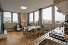 Wohn-/Essbereich mit Esstisch und Fernseher Wohn-/Essbereich mit Esstisch und Fernseher