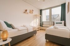 Schlafzimmer 1, Doppelbett 1.80 x 2.00 m ODER zwei Einzelbetten 0.90 x 2.00 m Schlafzimmer 1, Doppelbett 1.80 x 2.00 m ODER zwei Einzelbetten 0.90 x 2.00 m