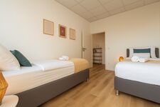 Schlafzimmer 1, Doppelbett 1.80 x 2.00 m ODER zwei Einzelbetten 0.90 x 2.00 m Schlafzimmer 1, Doppelbett 1.80 x 2.00 m ODER zwei Einzelbetten 0.90 x 2.00 m