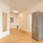 Geräumiger Flur mit großer Kühl-/Gefrierkombination Geräumiger Flur mit großer Kühl-/Gefrierkombination