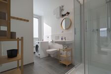 Badezimmer mit Dusche und Waschtrockner Badezimmer mit Dusche und Waschtrockner