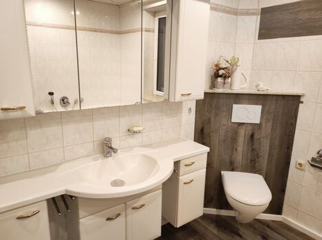 Gemeinschaftsbad mit grosser Dusche und Badewanne Gemeinschaftsbad mit grosser Dusche und Badewanne