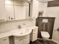 Gemeinschaftsbad mit grosser Dusche und Badewanne Gemeinschaftsbad mit grosser Dusche und Badewanne