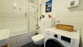 🚿 Bad mit Duschbadewanne und Waschtrockner 🚿 Bad mit Duschbadewanne und Waschtrockner