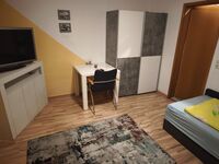 Schlafraum mit einem Bett und Fernseher Schlafraum mit einem Bett und Fernseher