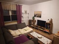 Wohnzimmer mit Fernsehen eine Person Wohnzimmer mit Fernsehen eine Person