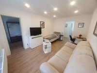 Wohnzimmer mit Schlafbereich und Essbereich (Kleine Wohnung) Wohnzimmer mit Schlafbereich und Essbereich (Kleine Wohnung)