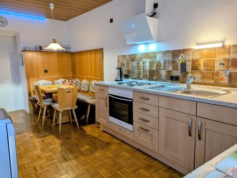 Wohnessküche, anschließend Wintergarten mit Balkon Wohnessküche, anschließend Wintergarten mit Balkon