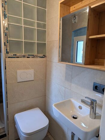 Dusche mit WC und Urinal Dusche mit WC und Urinal