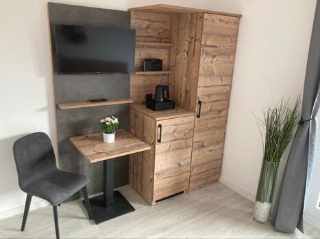 Kleiner Kühlschrank, Kaffeemaschine (Kapsel) und Wasserkocher Kleiner Kühlschrank, Kaffeemaschine (Kapsel) und Wasserkocher