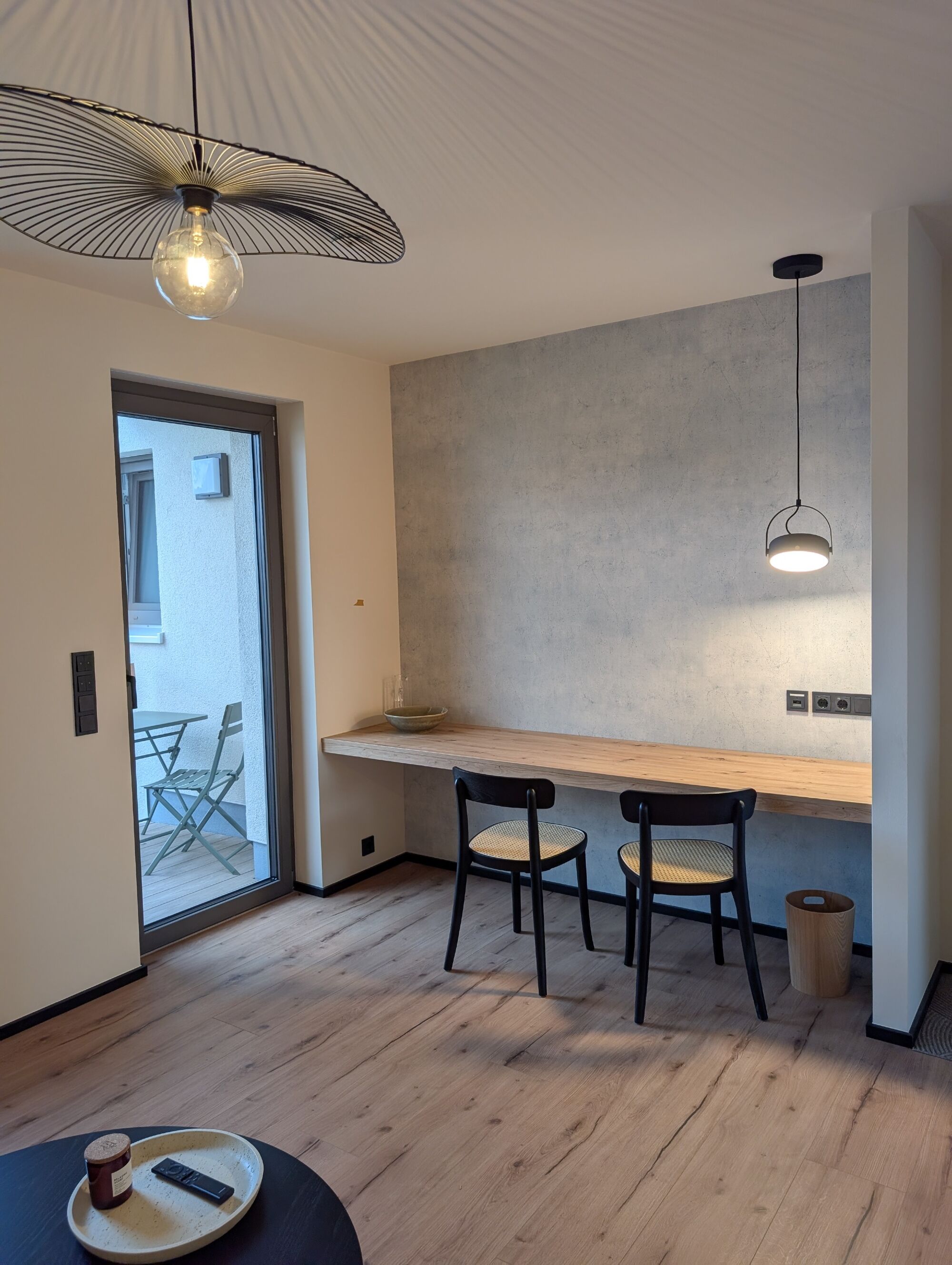 Arbeitsbereich und Balkon Arbeitsbereich und Balkon