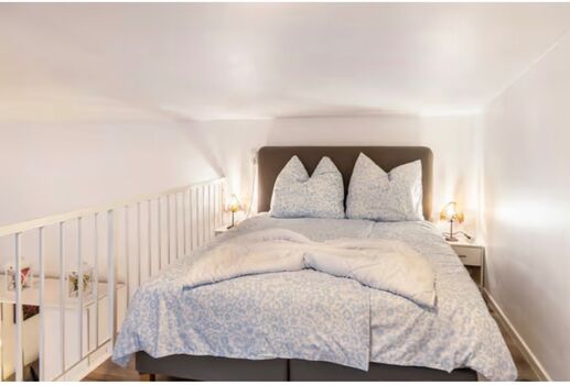 Doppelbett für bis zu zwei Personen; auf der gleichen Ebene befindet sich eine Schlafcouch für 1 Person Doppelbett für bis zu zwei Personen; auf der gleichen Ebene befindet sich eine Schlafcouch für 1 Person