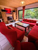 Großes Wohnzimmer mit mehreren Sitzmöglichkeiten und Blick auf die Terrasse Großes Wohnzimmer mit mehreren Sitzmöglichkeiten und Blick auf die Terrasse
