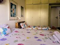 Schlafzimmer im Haus gegenüber Schlafzimmer im Haus gegenüber