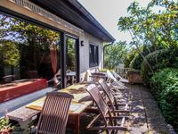 Große Terrasse mit 2 Tischen und mehreren Sitzmöglichkeiten Große Terrasse mit 2 Tischen und mehreren Sitzmöglichkeiten