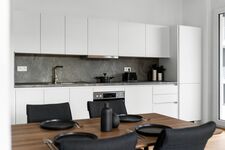 EXQUIS Iconic 3-Zimmer Apartment ALESSI I Balkon I Netflix Bild 10 EXQUIS Iconic 3-Zimmer Apartment ALESSI I Balkon I Netflix Bild 10