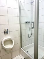 Bad mit Dusche und Urinal (Wohnung A) Bad mit Dusche und Urinal (Wohnung A)