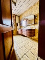 Ein großzügiges Badezimmer mit Dusche und Badewanne Ein großzügiges Badezimmer mit Dusche und Badewanne
