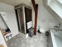 Dusch-/Wannenbad mit WC Dusch-/Wannenbad mit WC