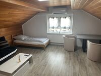 Helles und großzügiges Wohnzimmer mit Schlafcouch, Einzelbett, TV und Essbereich. Helles und großzügiges Wohnzimmer mit Schlafcouch, Einzelbett, TV und Essbereich.
