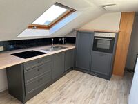 Moderne, voll ausgestattete Küche mit Backofen, Kochfeld, Kühlschrank und Spülmöglichkeit. Moderne, voll ausgestattete Küche mit Backofen, Kochfeld, Kühlschrank und Spülmöglichkeit.