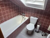 Kompaktes, voll ausgestattetes Badezimmer mit Badewanne und Duschmöglichkeit. Aufgrund der Dachschräge ist die Stehhöhe beim Duschen für sehr große Personen eingeschränkt. Kompaktes, voll ausgestattetes Badezimmer mit Badewanne und Duschmöglichkeit. Aufgrund der Dachschräge ist die Stehhöhe beim Duschen für sehr große Personen eingeschränkt.