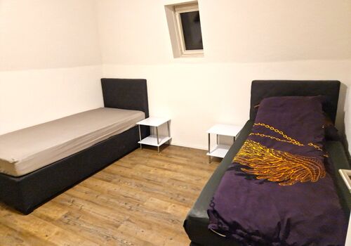 3 Monteurzimmer Wohnung, ganze Wohnung 6 Betten, (UHL-DG) 3 Monteurzimmer Wohnung, ganze Wohnung 6 Betten, (UHL-DG)