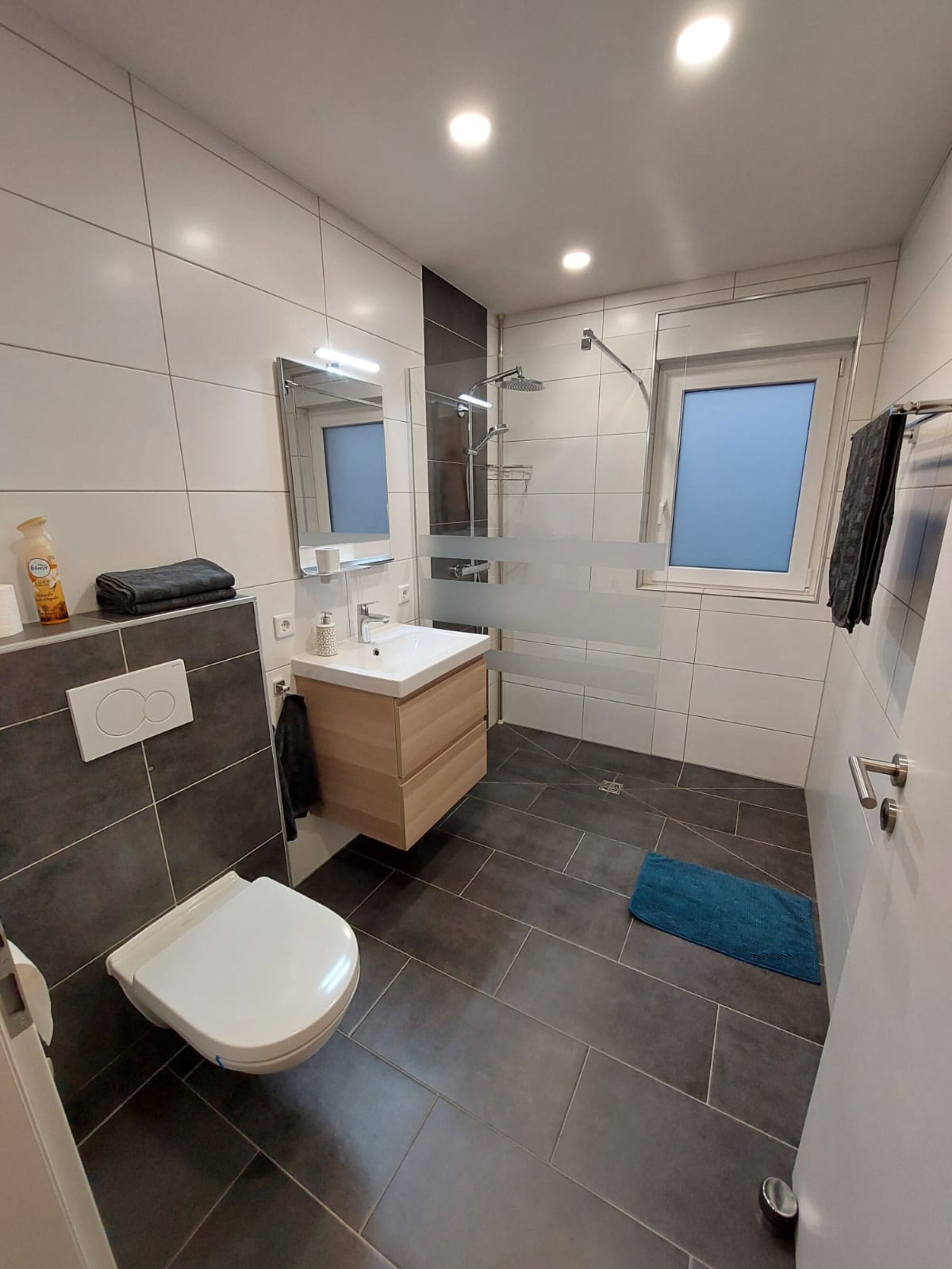 Badezimmer mit begehbarer Dusche Badezimmer mit begehbarer Dusche