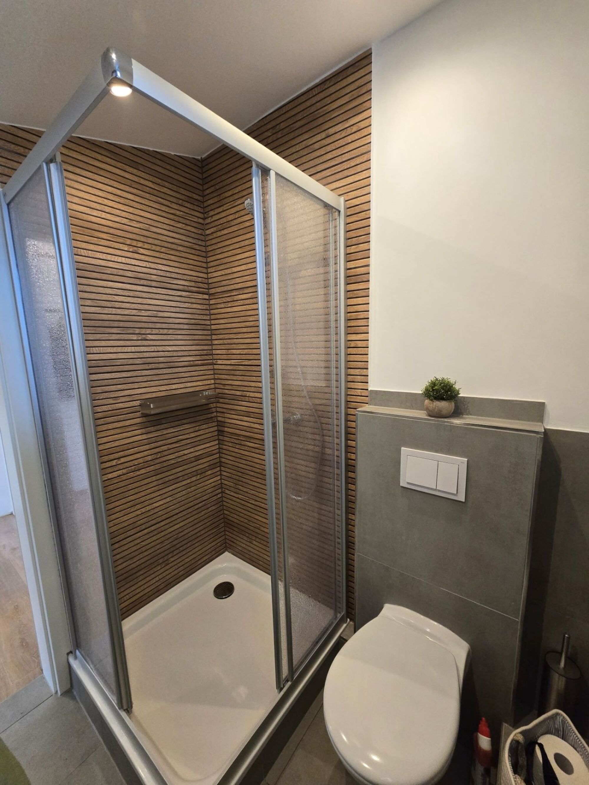 Modernes Bad mit Dusche, WC & Handtuchheizkörper Modernes Bad mit Dusche, WC & Handtuchheizkörper