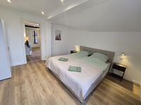 Gemütliches Schlafzimmer mit Bett, TV & Kleiderschrank Gemütliches Schlafzimmer mit Bett, TV & Kleiderschrank