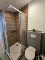 Modernes Bad mit Dusche, WC & Handtuchheizkörper Modernes Bad mit Dusche, WC & Handtuchheizkörper