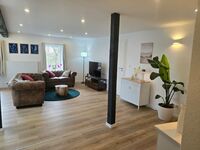 Gemütliches Wohnzimmer mit Couch & TV Gemütliches Wohnzimmer mit Couch & TV