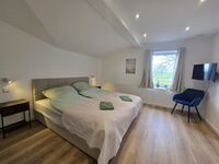 Gemütliches Schlafzimmer mit Bett, TV & Kleiderschrank Gemütliches Schlafzimmer mit Bett, TV & Kleiderschrank