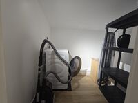 Praktischer Abstellraum mit Waschmaschine & Bügeleisen Praktischer Abstellraum mit Waschmaschine & Bügeleisen