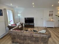 Modernes Wohnzimmer mit TV & gemütlicher Sitzecke Modernes Wohnzimmer mit TV & gemütlicher Sitzecke