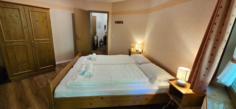 Schlafzimmer mit Doppelbett und Balkon Schlafzimmer mit Doppelbett und Balkon