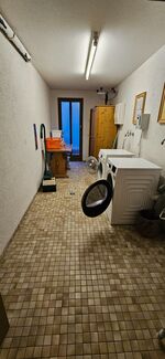 Waschraum 4 EUR 2 Waschgänge und Trockner kostenfrei Waschraum 4 EUR 2 Waschgänge und Trockner kostenfrei