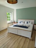 Schlafzimmer mit einem 1,80m Doppelbett Schlafzimmer mit einem 1,80m Doppelbett