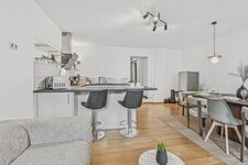 Offene Kücheninsel als geselliger Treffpunkt – gemeinsam frühstücken und den Tag beginnen Offene Kücheninsel als geselliger Treffpunkt – gemeinsam frühstücken und den Tag beginnen