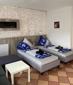 Großes Apartment mit drei Betten und Esstisch Großes Apartment mit drei Betten und Esstisch