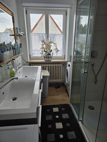 Gemeinschaftsbad mit Dusche und Waschmaschine  Gemeinschaftsbad mit Dusche und Waschmaschine