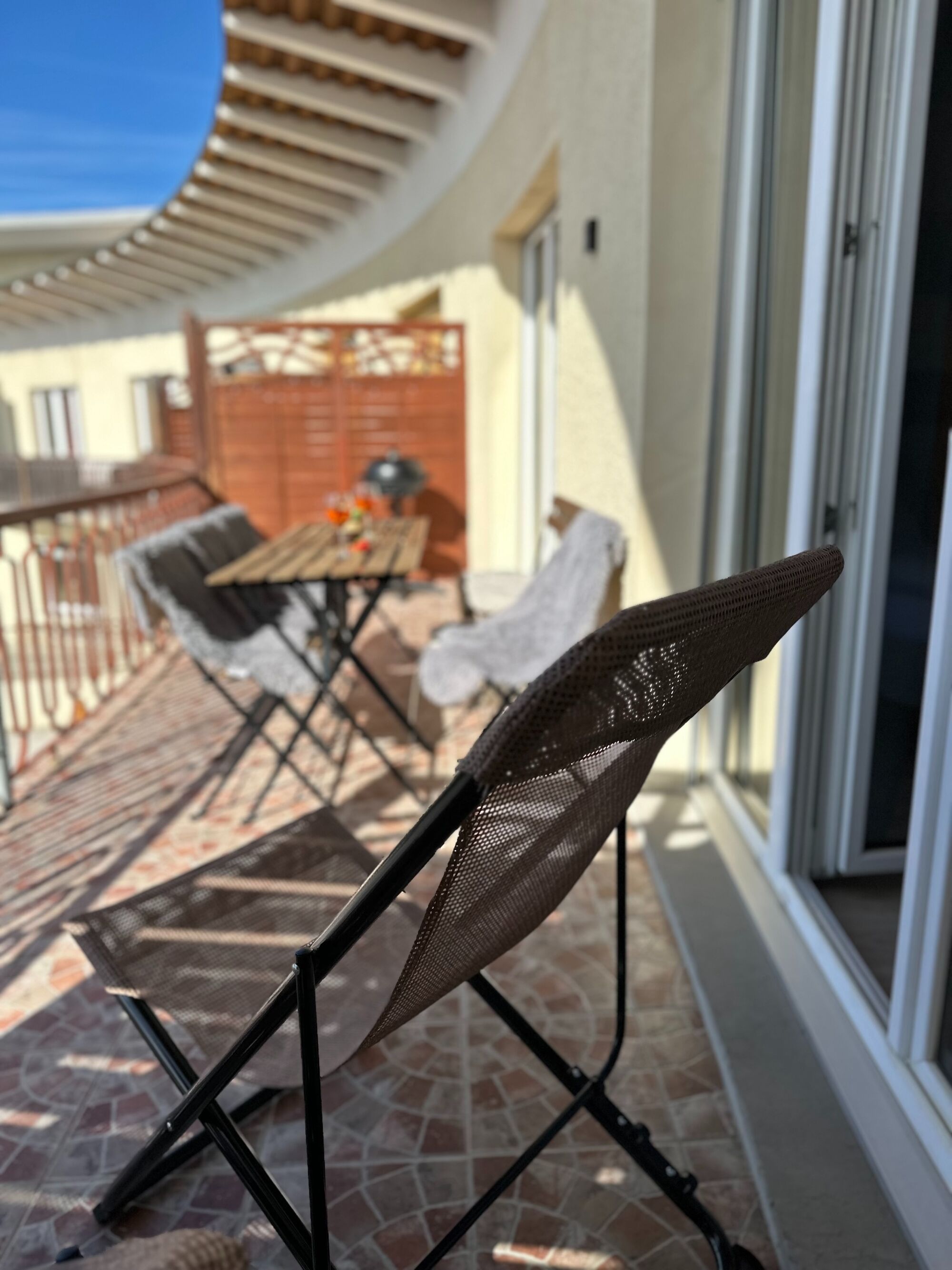 Balkon mit Aussicht und Bergpanorama Balkon mit Aussicht und Bergpanorama