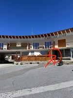 Eingang und Grosser Platz zum Parken Eingang und Grosser Platz zum Parken